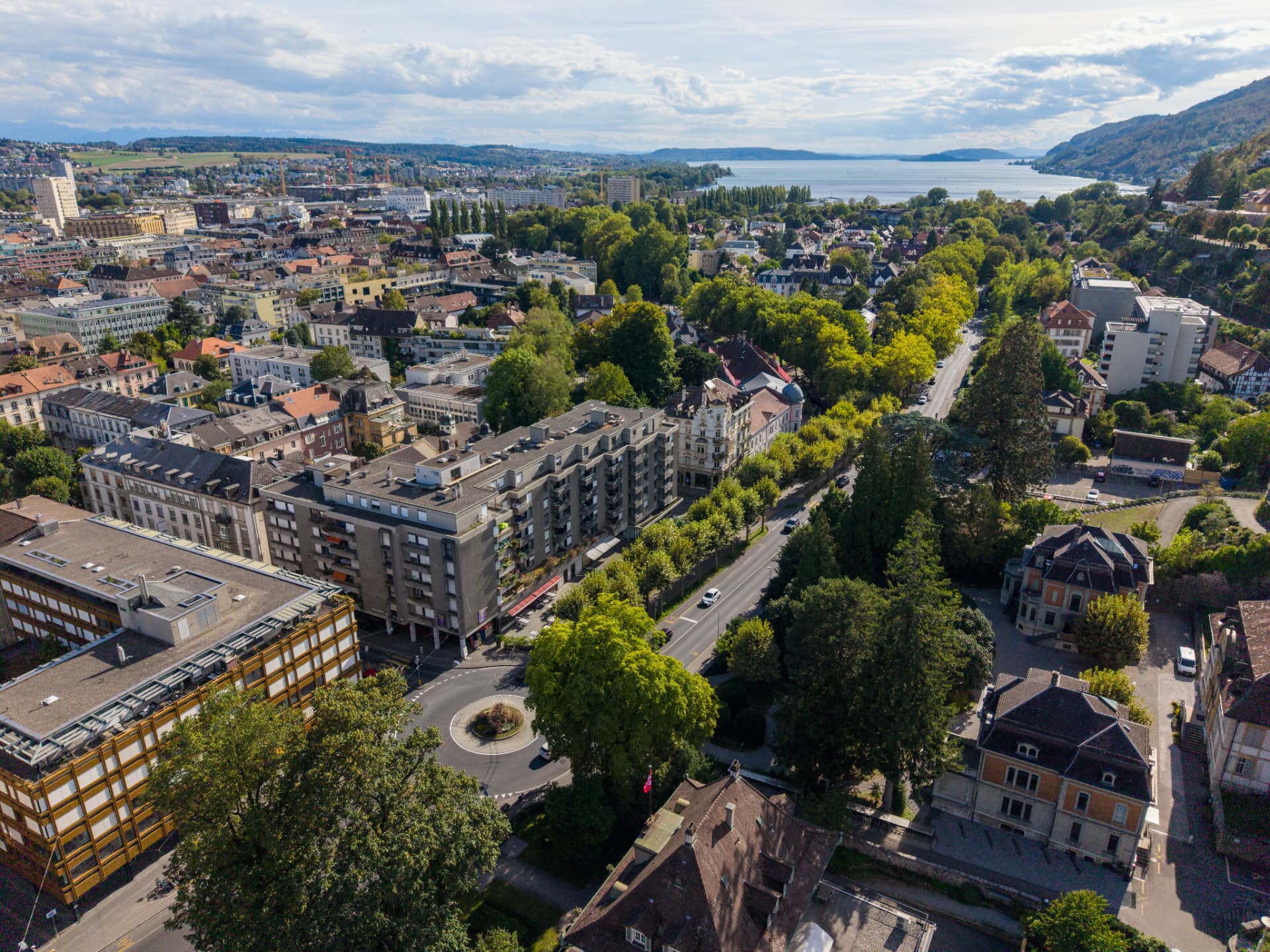 Vue aérienne de Bienne, de la ville et du lac